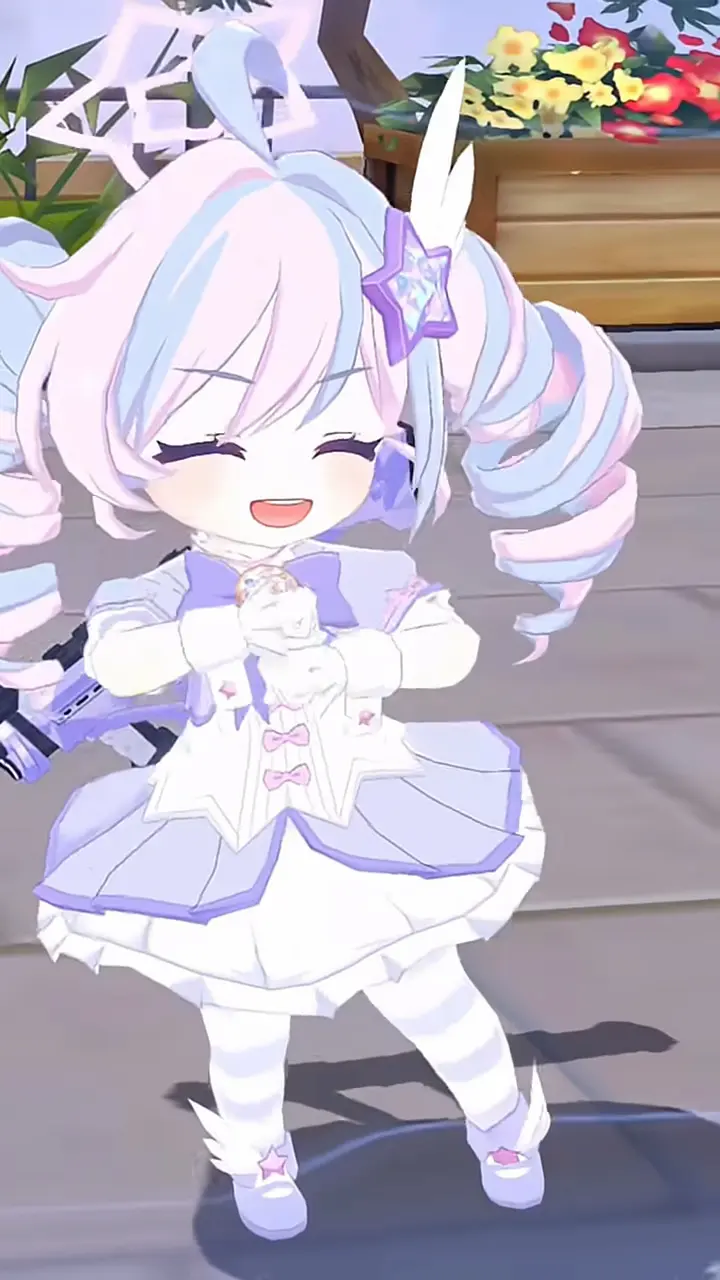 宇沢レイサちゃんの謎ダンスの動画のスクショ。胸の前で腕を回しながらサイドステップを踏んでいる。